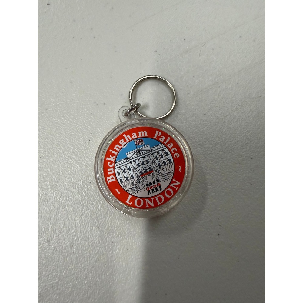 Buckingham Palace London Souvenir Keychain‎ Snow Globe Glitter Guards Red White
